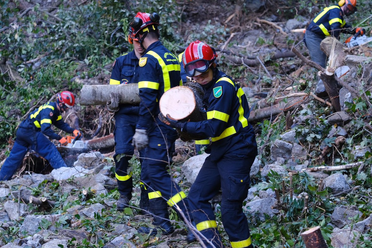 riisc_7's tweet photo. #TempeteAlex06 Mission de #forestage ce matin afin de permettre l’écoulement des eaux dans la vallée. @prefet06 @SecCivileFrance https://t.co/q7FPqy5wfL