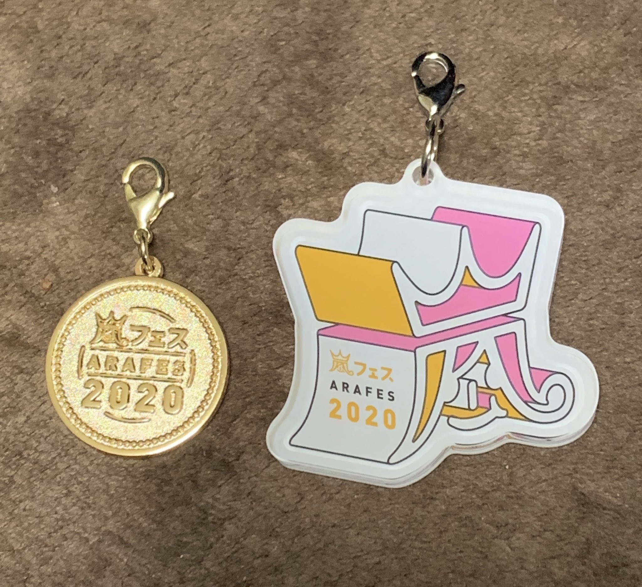 やまみ ᴗ 嵐フェスグッズ届いてたよ クリアファイルと団扇はお山をそれ以外は全買いした私の箱の大きさは52cm 38 5cm 14cmでした ネックストラップの金メダルと嵐 チャームは取り外して使える仕様になってて嵐チャームは絵柄がハゲないように上