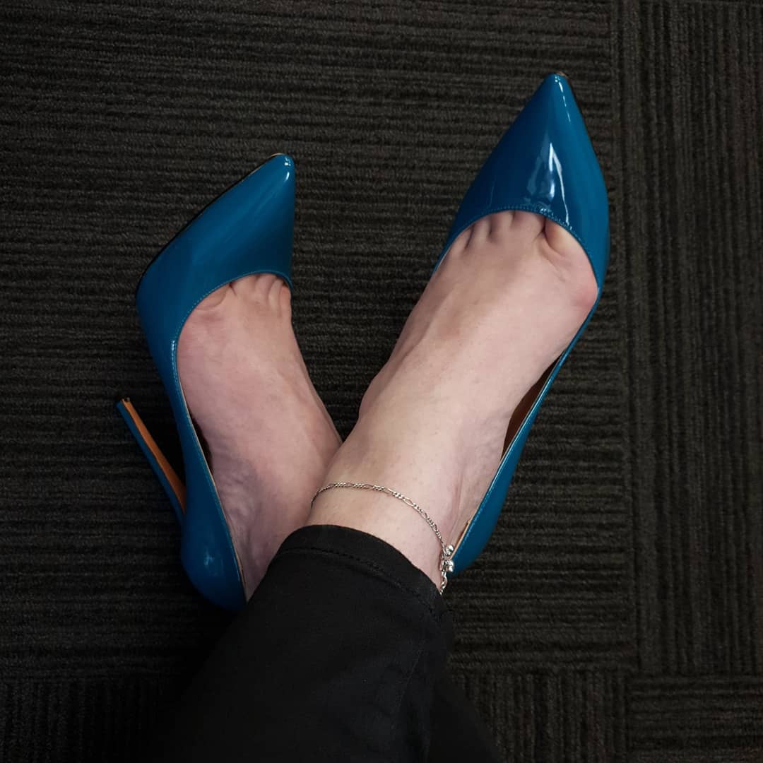 HeeledKelly's tweet photo. Now tell me how badly you want to exist beneath my heels~ 👠💋

#heels #highheels #feet #toecleavage #FootWorship #FootFetish #HotWife #findom #shoefie
@Footrubforwomen @MyShoe0bsession @GoddessFeetRt @iPostHeels @rt4_dommes @findom4feet @BritFootBabes https://t.co/vZWyXFuYtl
