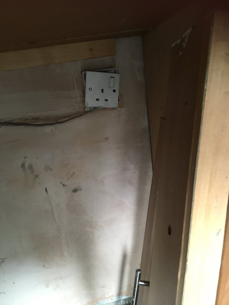 TestingAdvanced's tweet image. Found this today on an EICR,it’s an immediate C1 so it fails,informed the landlord that it’s a £20 repair and then the property passes. A very happy Landlord!