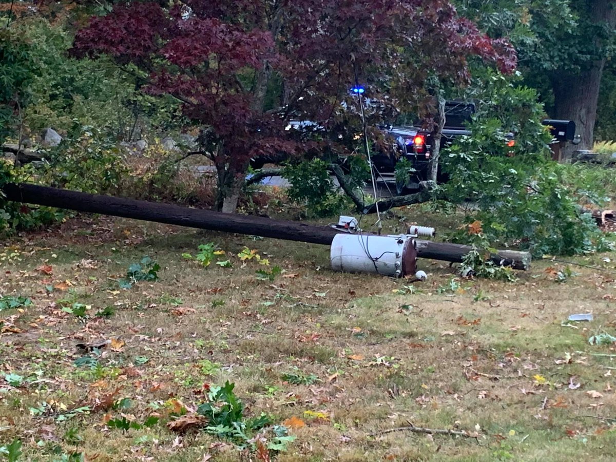 HomeinMetrowest's tweet image. @NETreeMasters Photos of TREE damage right in Boxborough - home of New England Tree Masters! 
#boxborough #MAstorm