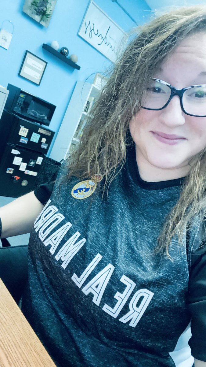 A_MinearAHL's tweet image. I went with my fútbol jersey from Spain today! I’m saving my Tigers gear for Saturday 😉 #CPSspiritweek #LMSbest