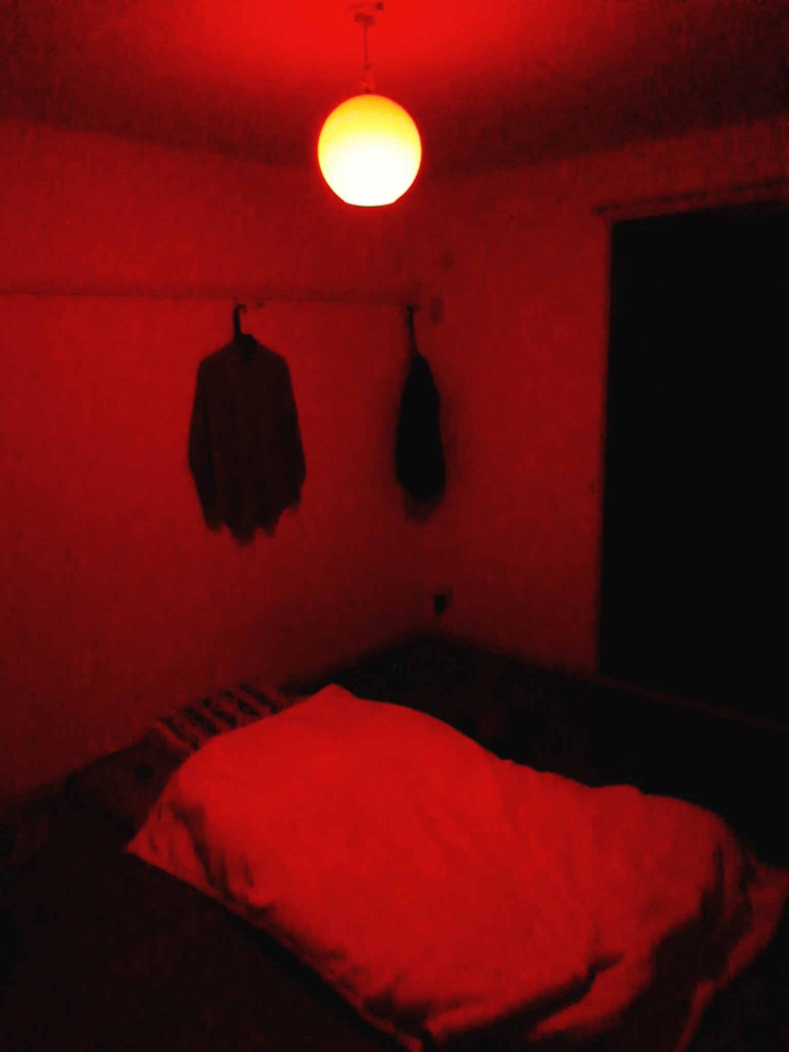 とし on X: せっかくクソ広い1DK？に住んでるので、今まで完全に物置にしてた部屋を片付けて寝室としました。世界で１番エッチな照明がついてます。童貞です。  t.cozTXp3suRUG  X