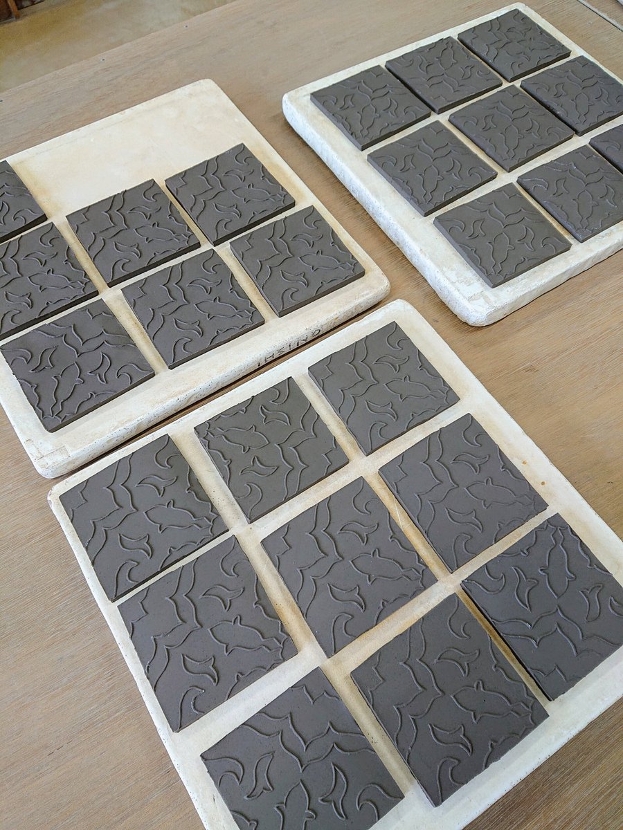 Mayumama マジョリカタイルの作り方その一 デザイン考える 石膏を彫る 彫った石膏を使ってタイルを作る 素焼き