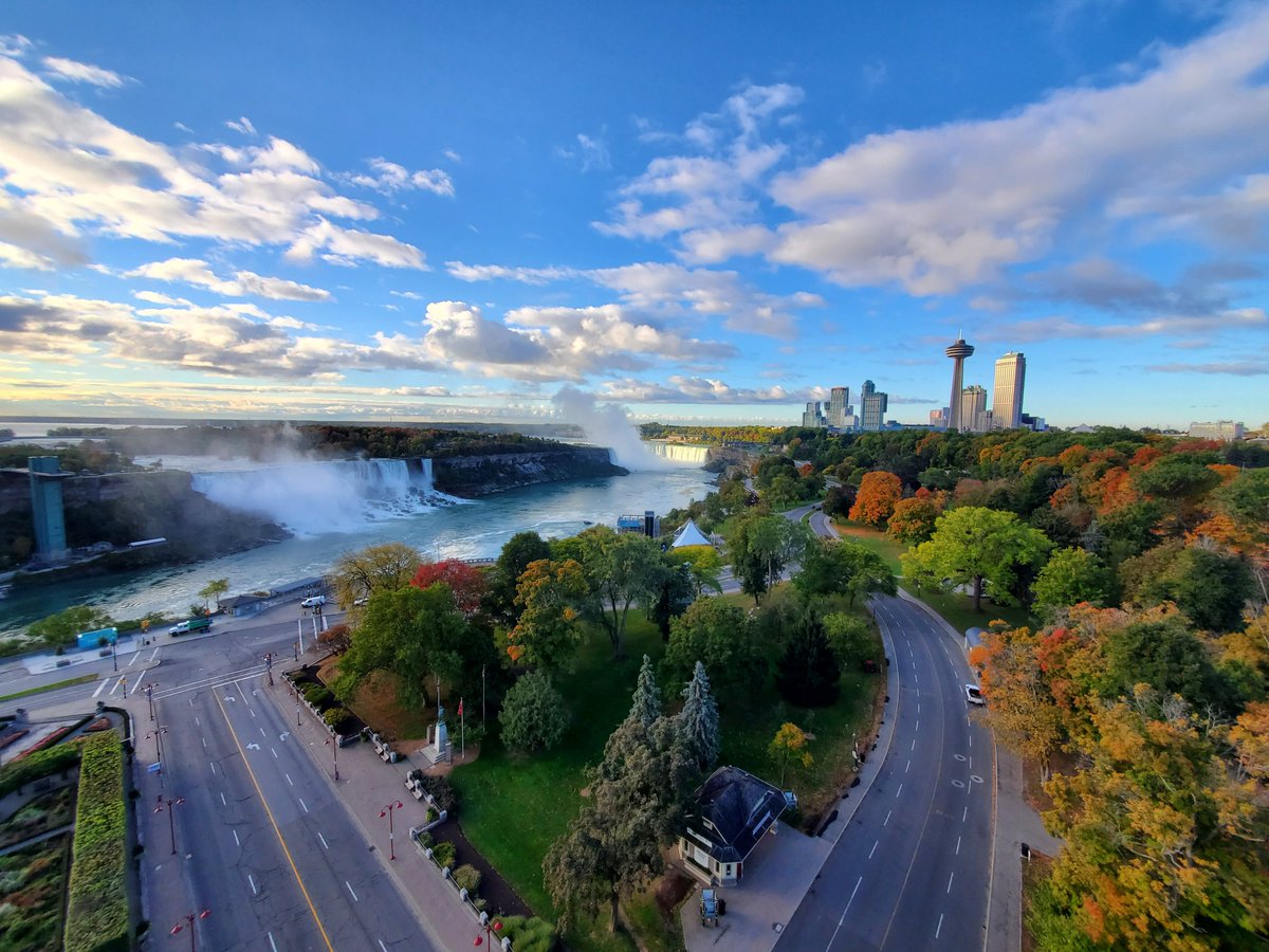 Autumn Vibes in #NiagaraFalls🍁today! #OntarioTravel 
#SheratonOnTheFalls #FallsAvenue #ChristienneSpa