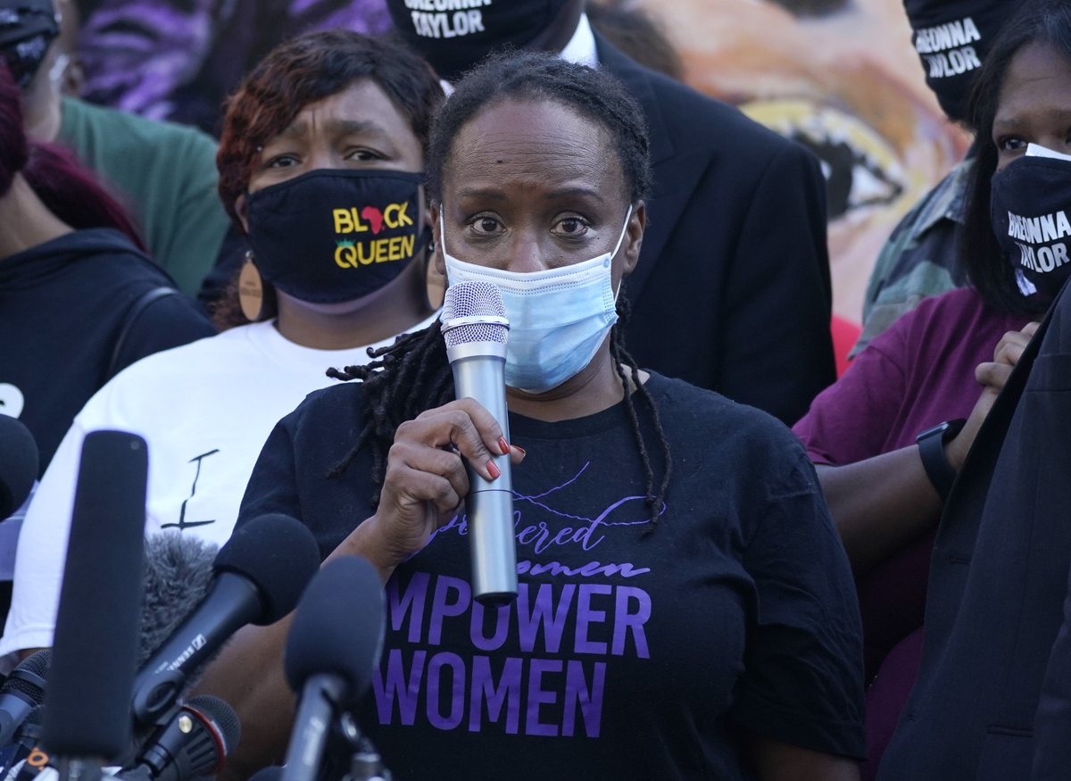 ajplus's tweet photo. Attica Scott, Kentucky's only Black woman legislator, was arrested during #BreonnaTaylor protests. Her felony charge was dropped, but she still faces 2 misdemeanors.
Scott wants to ban no-knock raids statewide: "These charges will not stop us. It will not stop the revolution." https://t.co/x6quuHll6x