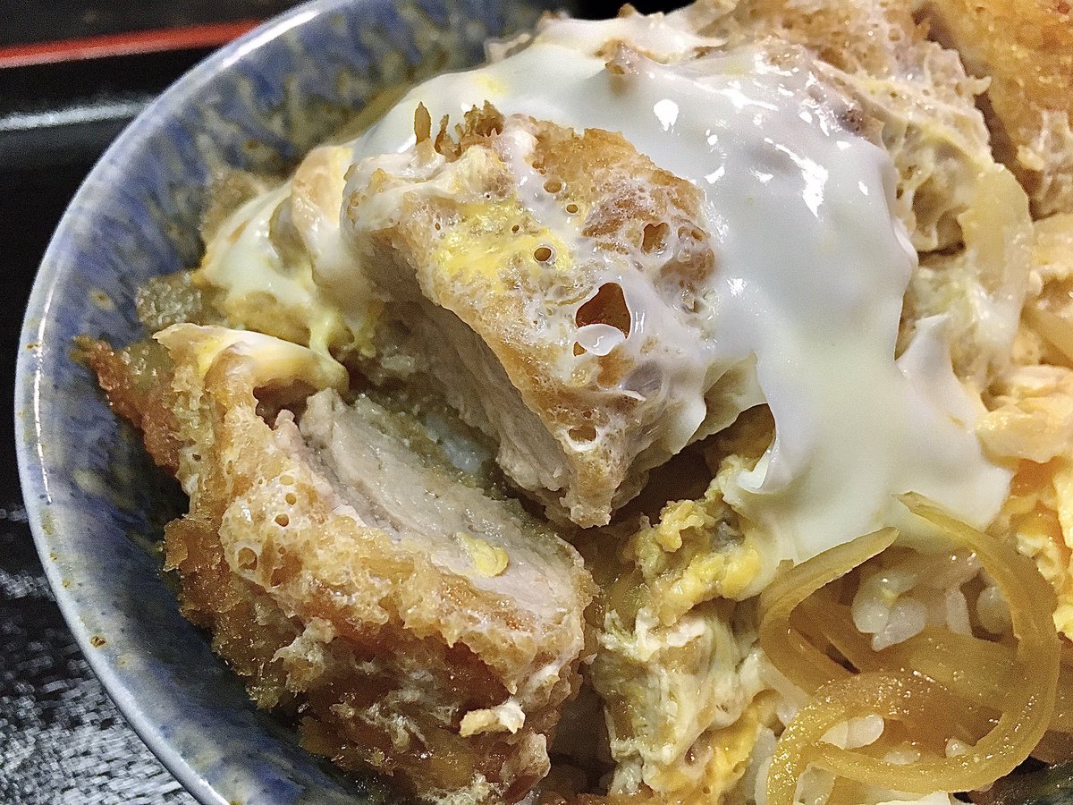 もりとしゆき かつどんのかつどん家 カツ丼 遅くまでやってる有難い揚げ物屋さん チェーン店のよりちょっと美味しいくらいの カツ丼だけど作り手のこだわりを感じる事はできます 味つけは極めて淡白なので卓調で好みの味に仕上げるのも良いでしょう いつも
