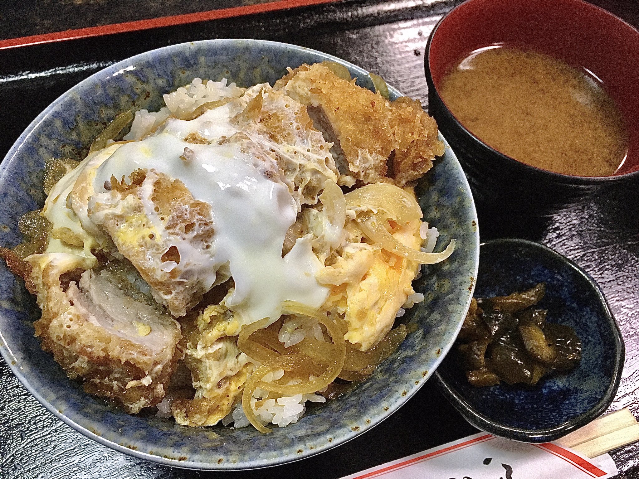 森 俊行 かつどんのかつどん家 カツ丼 遅くまでやってる有難い揚げ物屋さん チェーン店のよりちょっと美味しいくらいのカツ丼だけど作り手のこだわりを感じる事はできます 味つけは極めて淡白なので卓調で好みの味に仕上げるのも良いでしょう いつもは汁気
