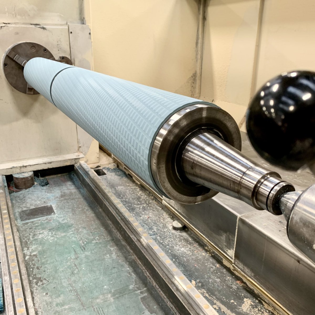 KV_Rol's tweet photo. Specialist OEM print rollers being recovered and profile grooved today at KV Rollers - https://t.co/OHdUTqsjbR  #kvrollers @KV_Rol #rollers #ukmanufacturing #ukprint #printingrollers #specialistprintingrollers #technicalrollers  #oemprintingcomponents https://t.co/hN1j1PblLM