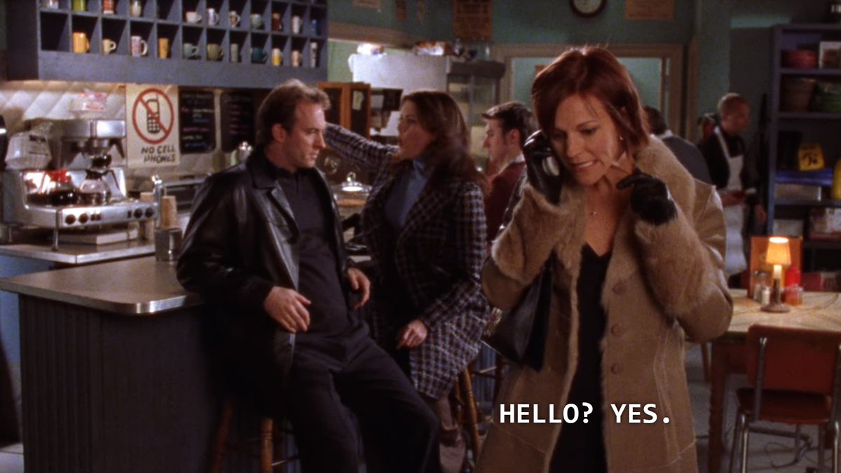 luke and lorelai in the background bye theyre so chaotic  #gilmoregirls