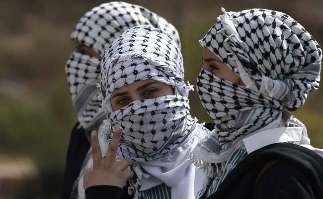 3. the kufiah is also worn by palestinians who loot israeli bases in order to hide their identity, as well as soldiers for the same reason ( to hide your face, it is usually wrapped around your head like this. )