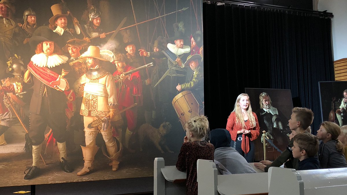 Fan 'e moarn by de útrikking fan berneboek 'In nuvere nacht' fan Anne-Goaitske Breteler yn teatertsjerke Nes. It boek is basearre op de tentoanstelling Nachtwacht 360 en spesjaal skreaun foar it projekt 'Jou in bern in boek' dat as doel hat it Frysk lêzen by bern te stimulearjen.