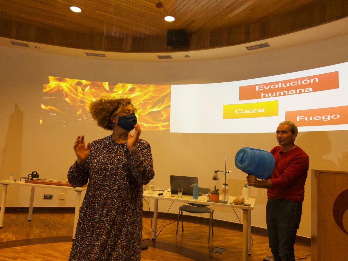 tecnopole's tweet photo. Tecnópole celebrou un espectáculo de ciencia online que reuniu a máis de 10.000 rapaces de toda España. Forma parte do proxecto @cytfemenino , que busca animar ás rapazas a estudar carreiras vencelladas a estas disciplinas.

#LosParquesAportan @axenciaGAIN @APTE_es https://t.co/0J4M9SPZST
