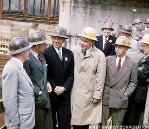 15/ A partir de 1957, des liens se nouent entre Français et Belges lors de voyages outre-Atlantique pour visiter des centrales américaines, bien vendues par l’amiral US Rickover (2eme en partant de la droite sur cette photo d’une visite d’une délégation étrangère à Shippingport).