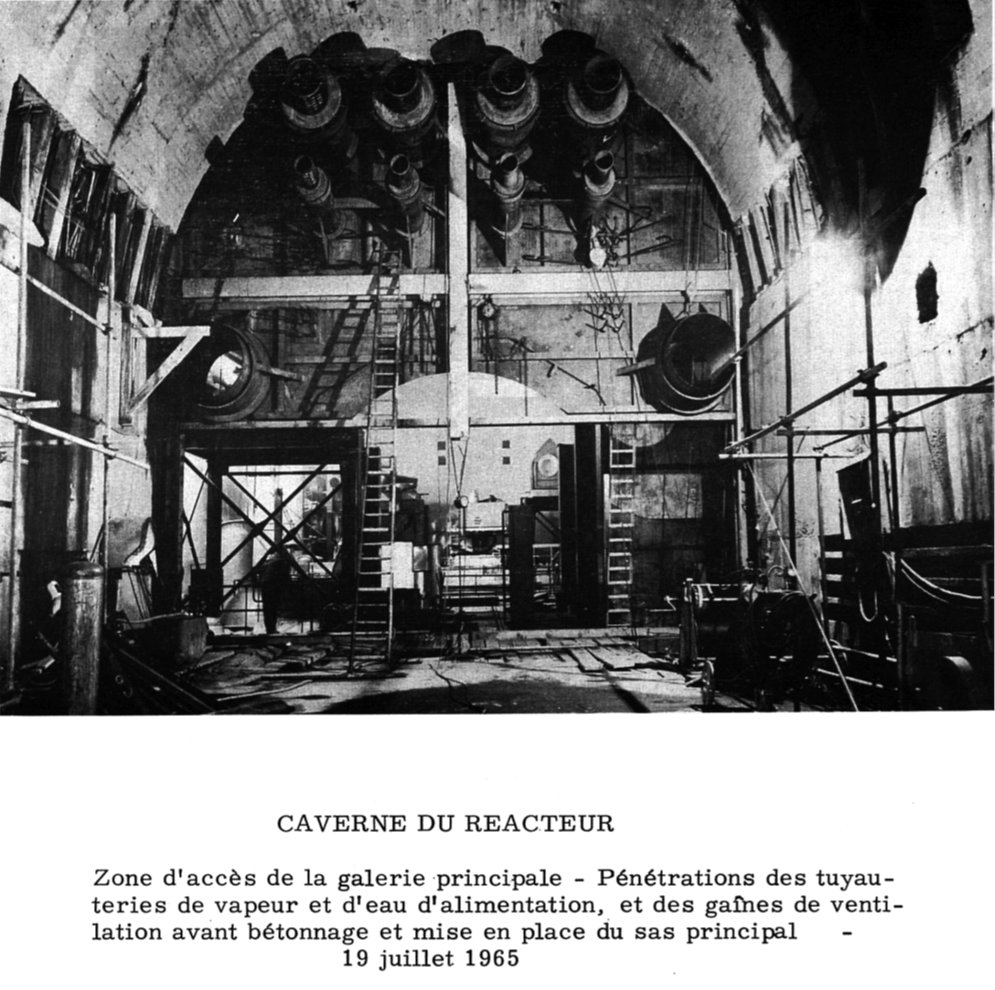 24/ Le réacteur et les échangeurs se trouvent dans une salle creusée dans une falaise et la piscine de stockage des éléments combustibles irradiés dans une autre cavité de la roche. La salle des machines et les installations de commande se trouvent à l'extérieur.