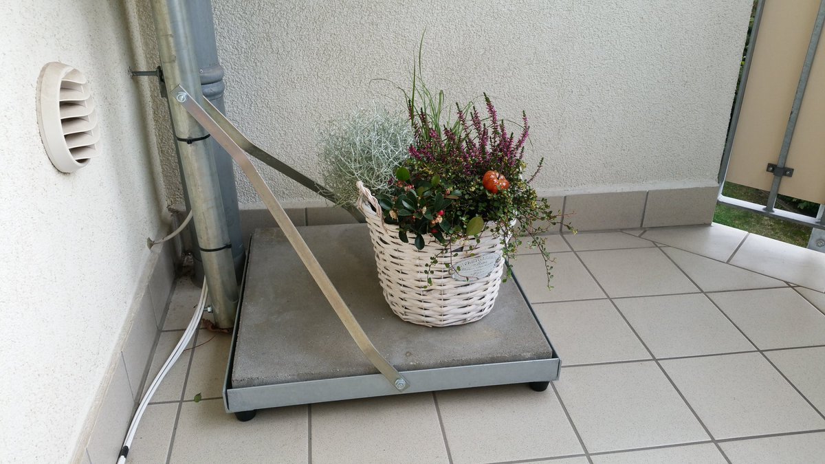AWA1956's tweet photo. Der Satschüsselsockel ist eh toter Raum - deshalb herbstlich aufgehübscht 🍁 🍂 #herbstmomente #balkonien https://t.co/0B6MZJs6MB