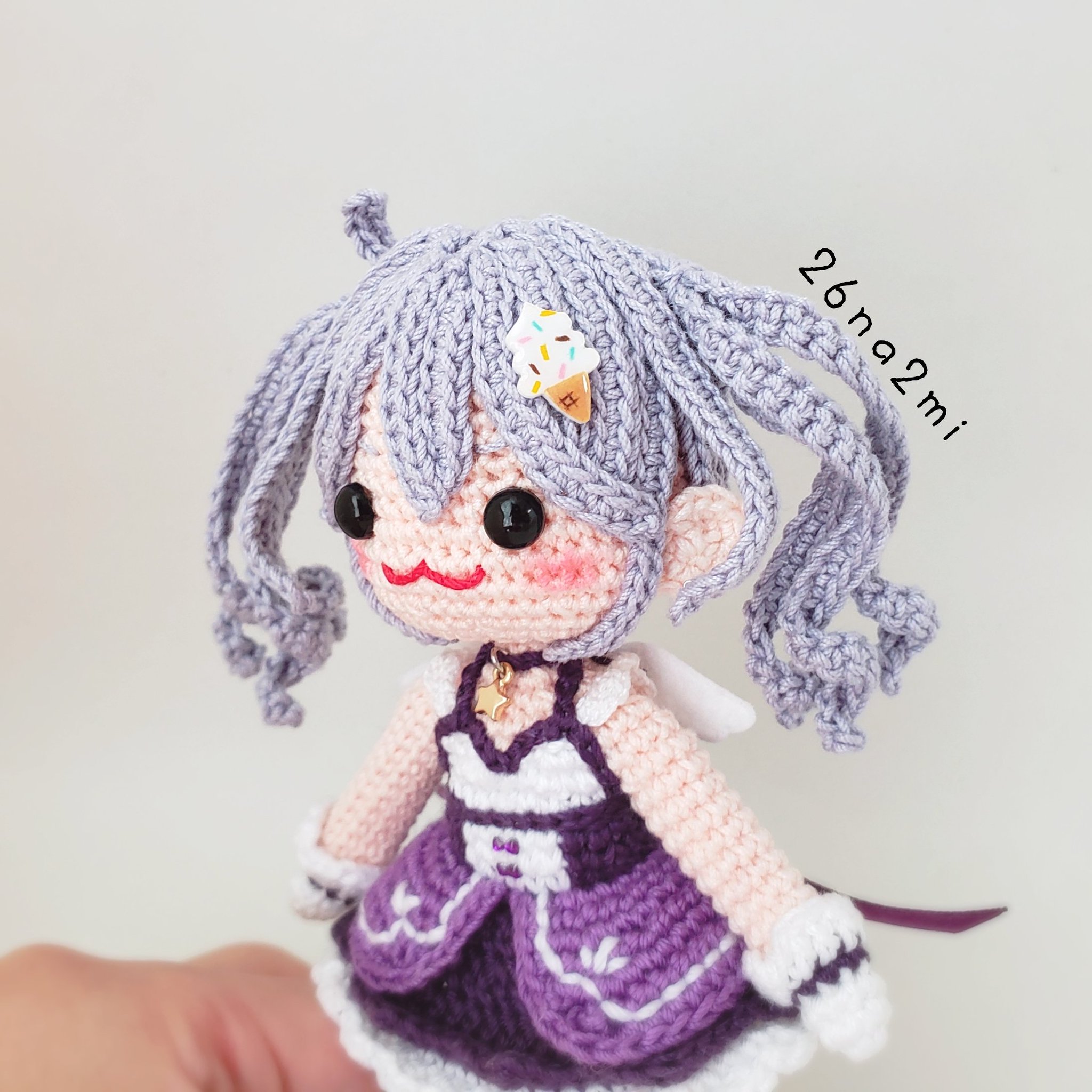 なちょ こちらでもお披露目です Vtuberのパープリィ ミミさん Purply Mimi のあみぐるみを編みました 今回はパーツ多めで頑張った 髪飾り はプラバン焼いてレジンコーティング アホ毛も可愛くできて良かった ご紹介いただきありがとうご