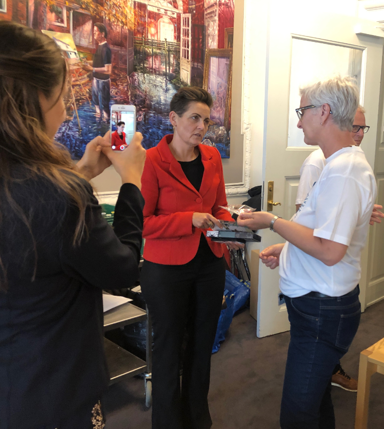 DAKs formandskab er i dag i dialog med politikere om stop af udhulingen af dagpengene! Bla. Peter Hummelgaard (S), Ulla Tørnæs (V), Jette Gottlieb (EL), Bent Bøgsted (DF), Karsten Hønge (SF), Bjarne Laustsen (S), Leif Lahn (S) og Pia Olsen Dyhr (SF) har været fordi i dag #dkpol