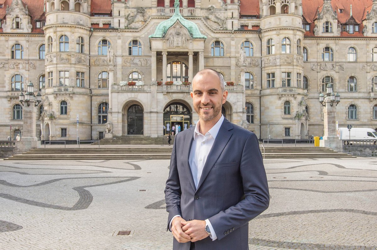 HannoverWorks (@hannoverworks) on Twitter photo Er schaut, dass es läuft in Hannover: Oberbürgermeister <a href="/BelitOnay/">Belit Onay</a>. Uns erzählt er, wie er zwischen Parkgebühren und Verwaltungsflut #Hannover besser machen will ...
#hannoverworks #hannoverlife #hannoverliebe #läuftinhannover #bürgermeister #politik bit.ly/HW_Belit Er schaut, dass es läuft in Hannover: Oberbürgermeister <a href="/BelitOnay/">Belit Onay</a>. Uns erzählt er, wie er zwischen Parkgebühren und Verwaltungsflut #Hannover besser machen will ...
#hannoverworks #hannoverlife #hannoverliebe #läuftinhannover #bürgermeister #politik bit.ly/HW_Belit