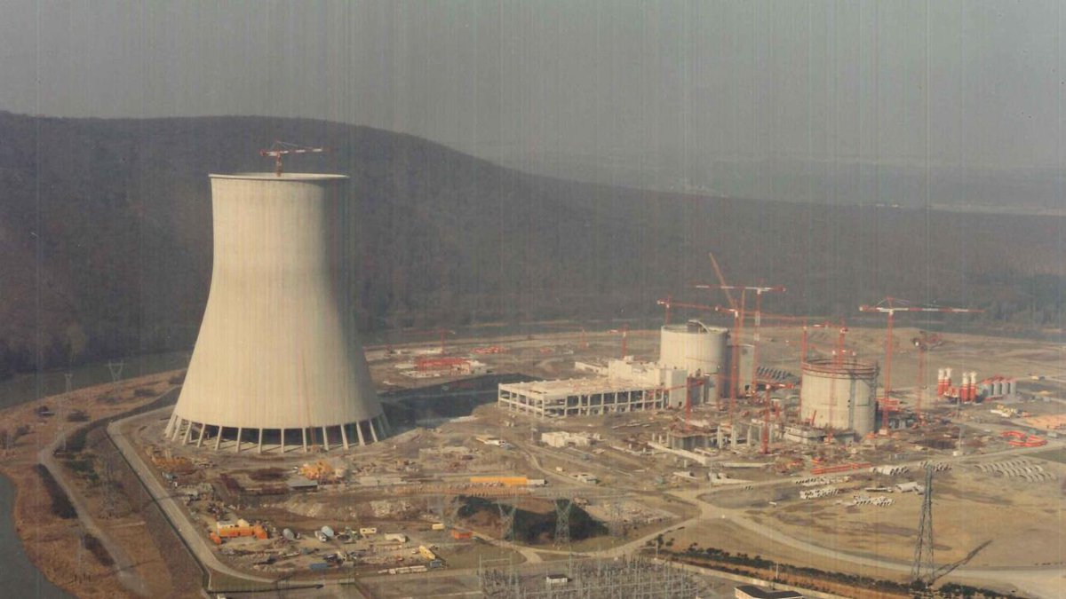 36/ 2 réacteurs REP de 1 450 MW sont en construction sur le site au moment de son arrêt et démarrent, malgré une forte opposition, en 1996 et 1997. Ils prennent le nom de Chooz B (1 et 2) alors que le tout premier réacteur deviendra Chooz A.