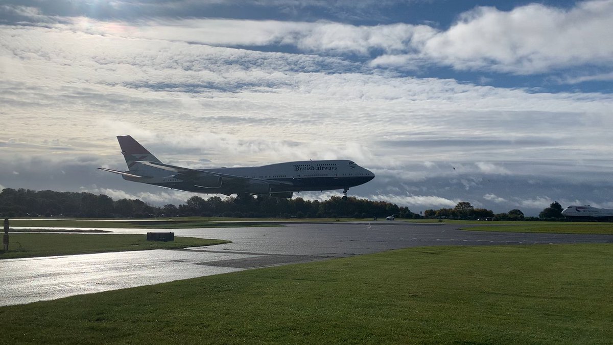 jamiercole's tweet photo. Thrilled and sad to see ⁦@British_Airways⁩ last B747 flight landing at close quarters at my local airport #queenoftheskies #jumbojet #endofanera https://t.co/FwDtpfVnWt
