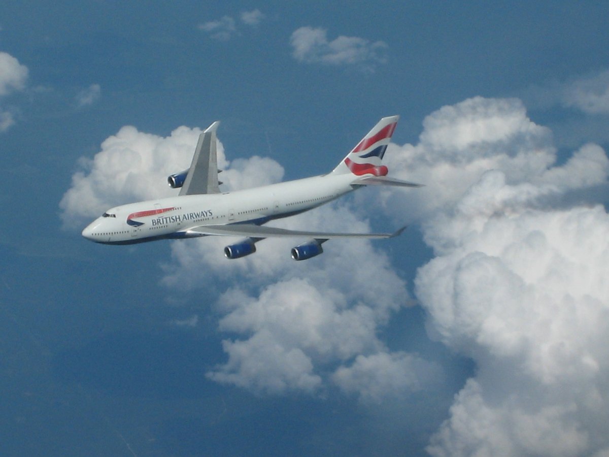 On one occasion crossing the Atlantic we had another company 747 1000’ below us on the same NAT track and I happened to have my DSLR with me