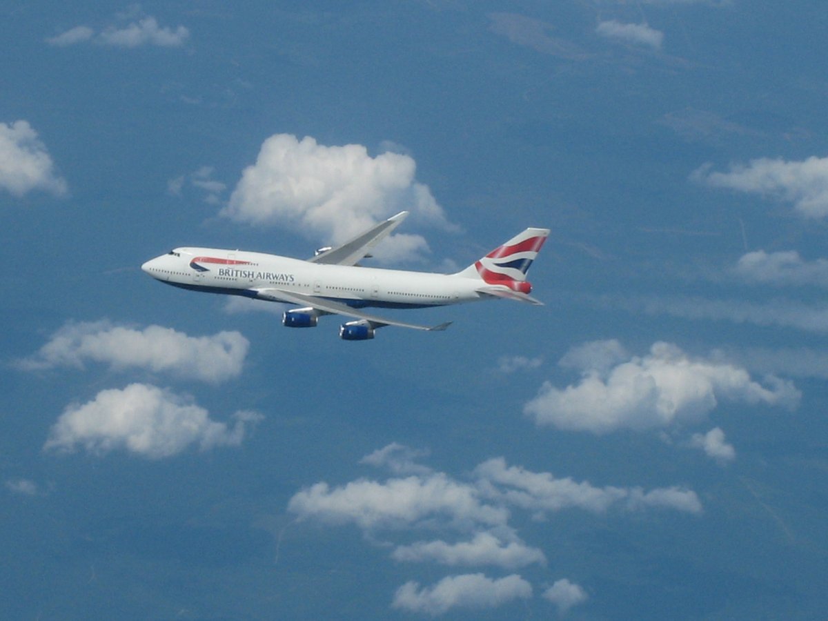 On one occasion crossing the Atlantic we had another company 747 1000’ below us on the same NAT track and I happened to have my DSLR with me