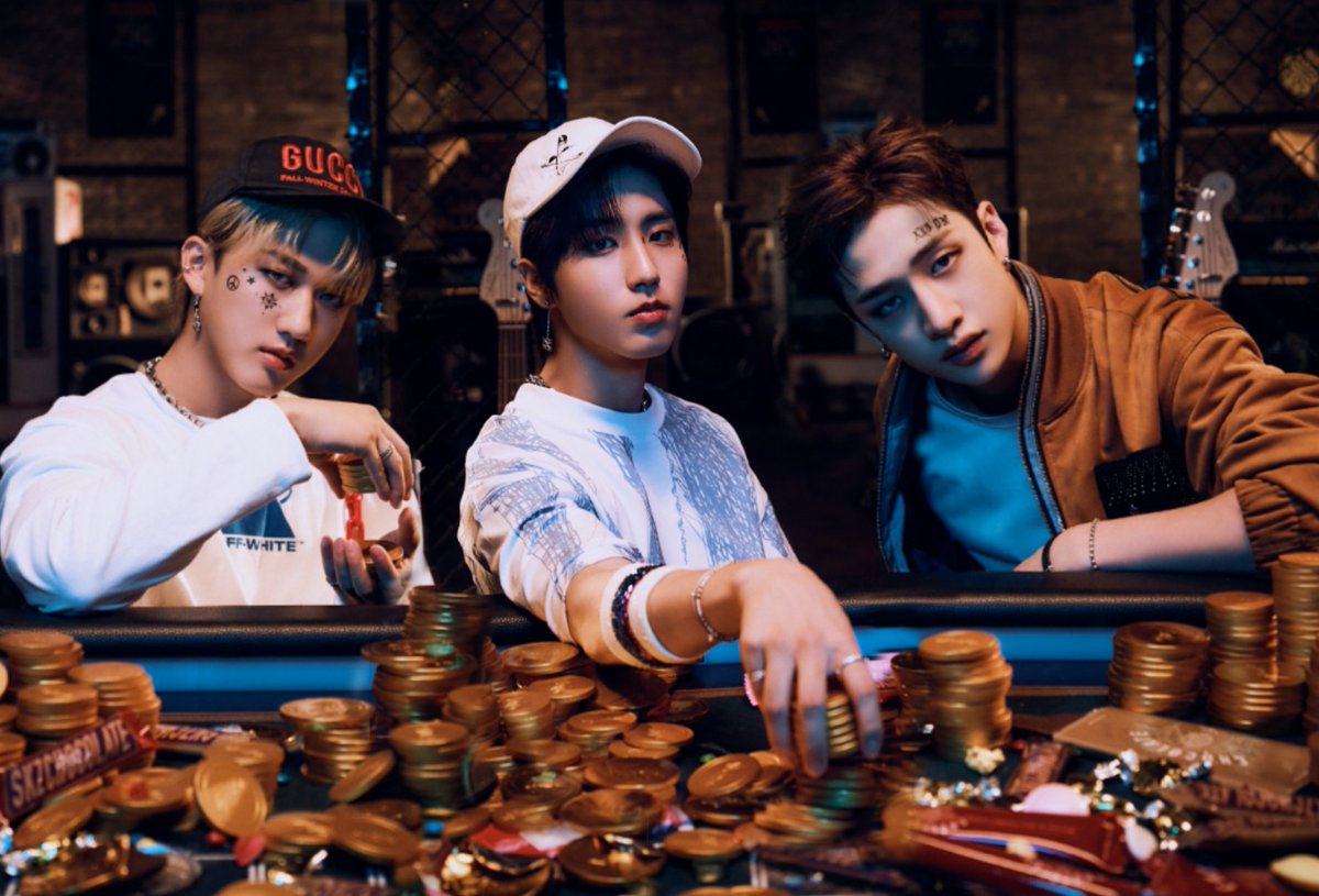 Stray magic. Memories moment. 3racha 2022. Книга харвест лунное граффити. Stray kids 2022.