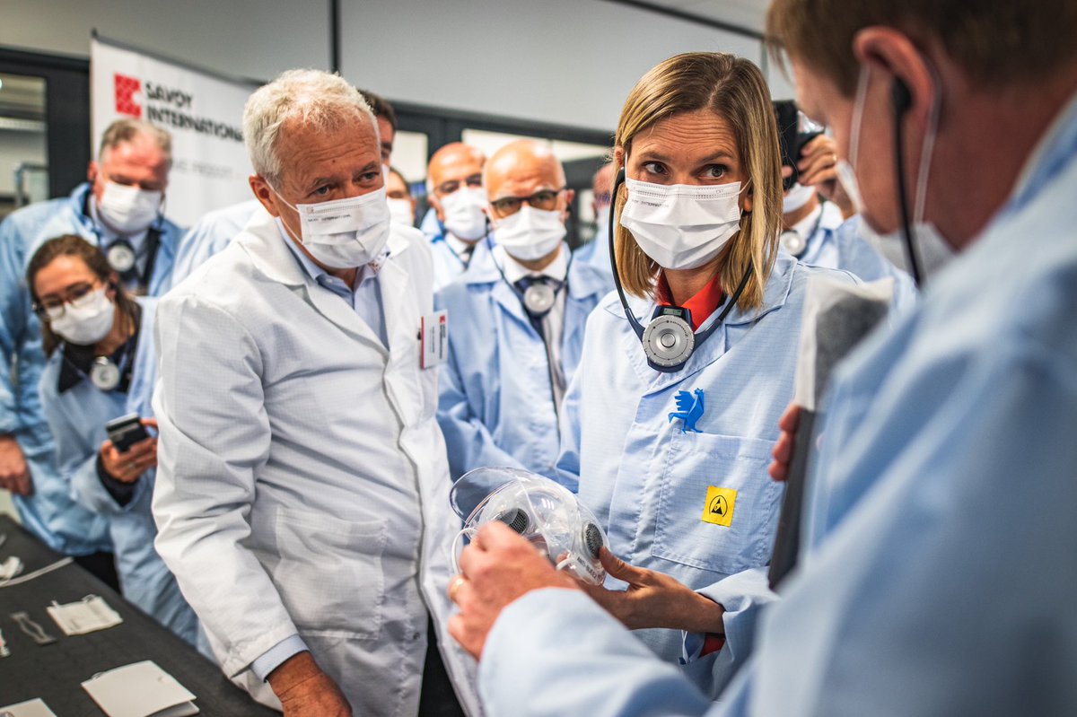 AgnesRunacher's tweet photo. En Haute-Savoie, on fabrique désormais des millions de masques sanitaires/semaine !

Impressionnée de voir comment Savoy International a su adapter sa production en seulement quelques mois, en investissant 14,5M€ pour produire des masques filtrants 100% #MadeInFrance ! https://t.co/zOGM4DxmIS