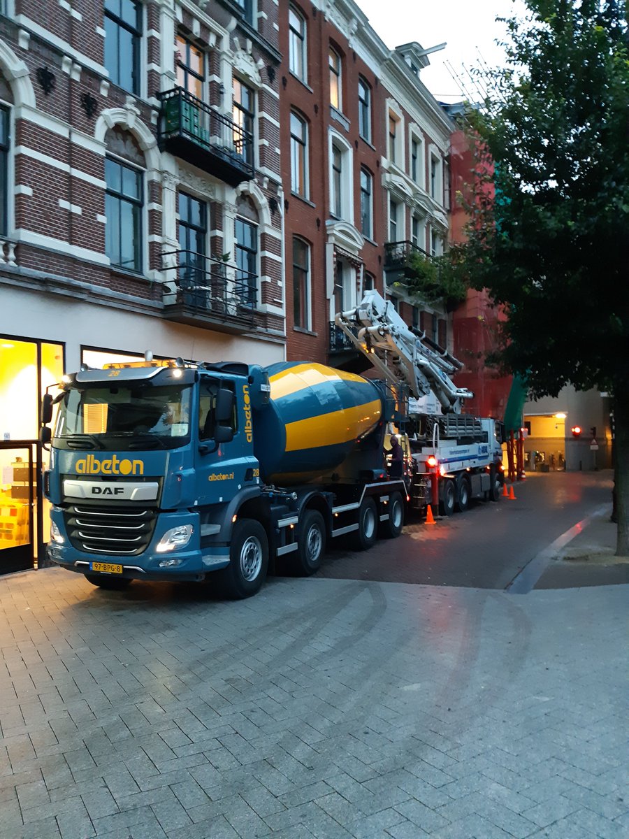 SvenSteps's tweet photo. De nieuwe funderingsbak aan de Leidsekade is bijna klaar! 
De panden hebben letterlijk op pootjes gestaan. Bijna 200 schroefstempels hebben de grachtenpanden gedragen. Op deze manier kon de nieuwe fundering eronder worden gestort. @KernwaardeGroen doet het #Bouwmanagement https://t.co/mTlD3q6Y1m