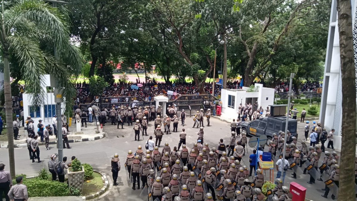There was a heavy police presence on the ground in front of the Legislative Assembly, with police in riot gear protecting the building. Photo by  @Tonggo_17