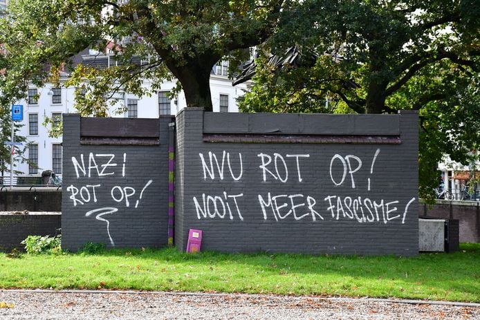 Afgelopen zondag (04-10-2020) hebben ongeveer 75 mensen gedemonstreerd tegen de komst van de Nederlandse Volksunie (NVU) naar Den Haag. 

afadenhaag.wordpress.com/2020/10/07/75-…
