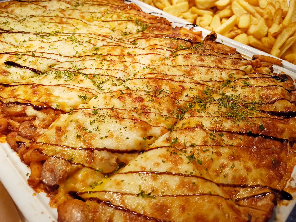 Pulled beef Madras with vegetable rice, papadom, naan bread, vegetable mini samosa, mango chutney and mint yoghurt.😃👍 
Cheesy mushroom pasta bake with cheesy rosemary Focaccia At Quayside 😃👍👍
