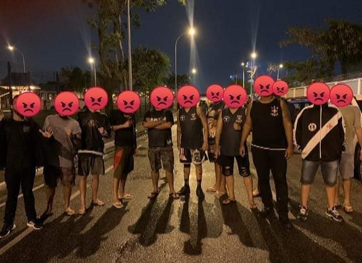 Nossa parte sendo feita às 3h da madrugada no Aeroporto do Galeão.

Avisamos, notificamos e cobramos.
Nada foi feito! A sua torcida, seu maior patrimônio foi ignorado pela tal diretoria.

Confira a nota oficial: facebook.com/98205904185523…