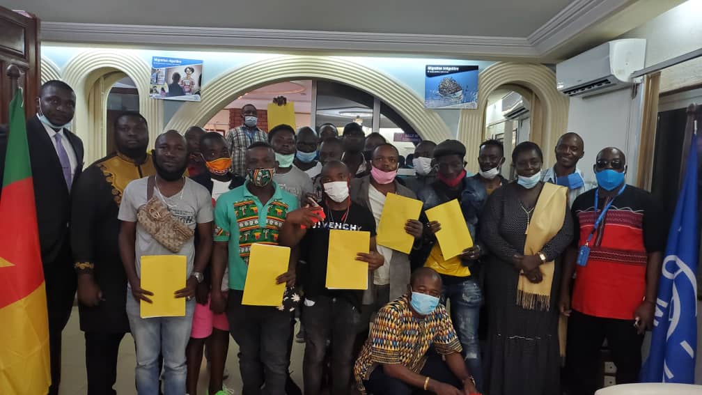 OIMCameroun's tweet photo. IOM held today the first Cash Disposal ceremony for more than 10 returnees thanks to funding from @UEauCameroon in the presence of @diplocam_minrex. This measure was adopted in order to adapt to the new working methods imposed by #Covid_19.
#AfricaTrustFund #europaid #EU https://t.co/NdtRYapyAL