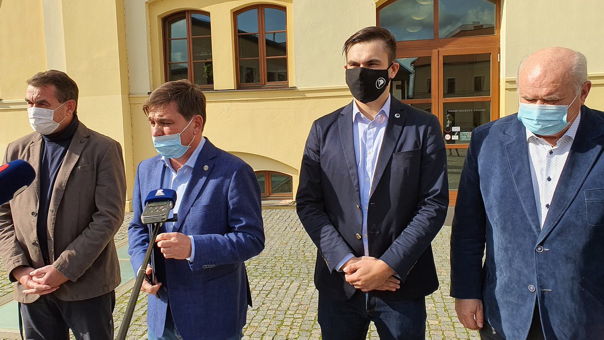 VlastimilWeiner's tweet photo. Budoucí rada Královéhr.kraje @hkregion: hejtman-@Martin_Cervicek, @ODScz (2.zleva), 1.nám-P.Bulíček @PiratskaStrana (2.zpr.),2.nám.-@PavelBelobradek @kducsl,nám.M.Berdychová-Vč.,nám.R.Cogan-@STANcz,nám.A. Štěpánek,radní A.Valenta,oba Piráti,radní V.Řehoř ODS,radní Z.Fink-HDK. https://t.co/TffWxDNUJ2