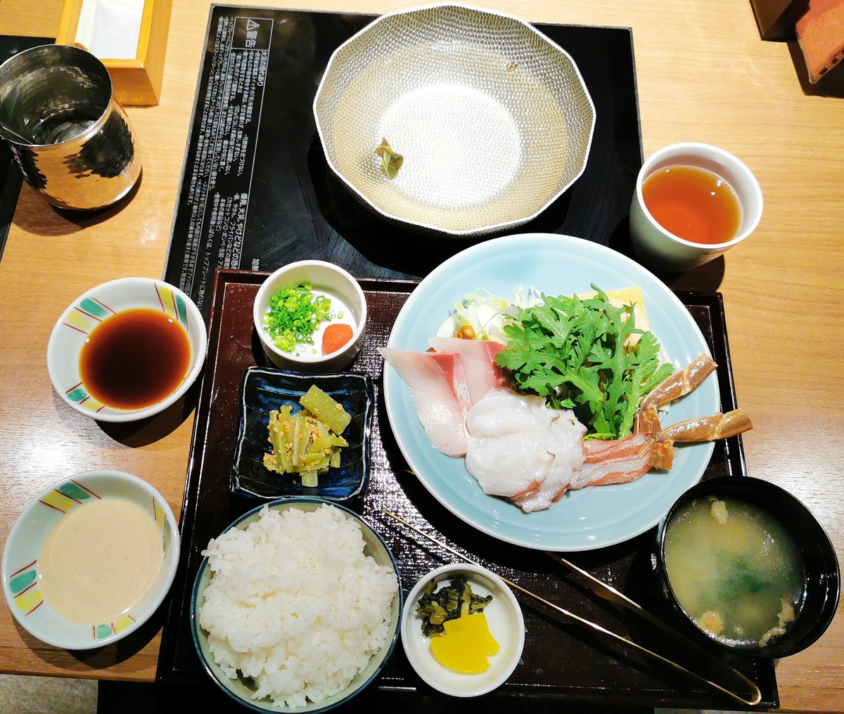 Hayato5010 六本木一丁目 泉ガーデンタワー2fに9 10開店 蟹料理 しゃぶしゃぶ すき焼き 銀花 ランチ しゃぶしゃぶ 蟹と海鮮しゃぶ 1 300円 たこ ぶり ズワイガニが各2と野菜盛りがワンプレート たこやぶりは厚切りで食べごたえがあり ズワイガニも