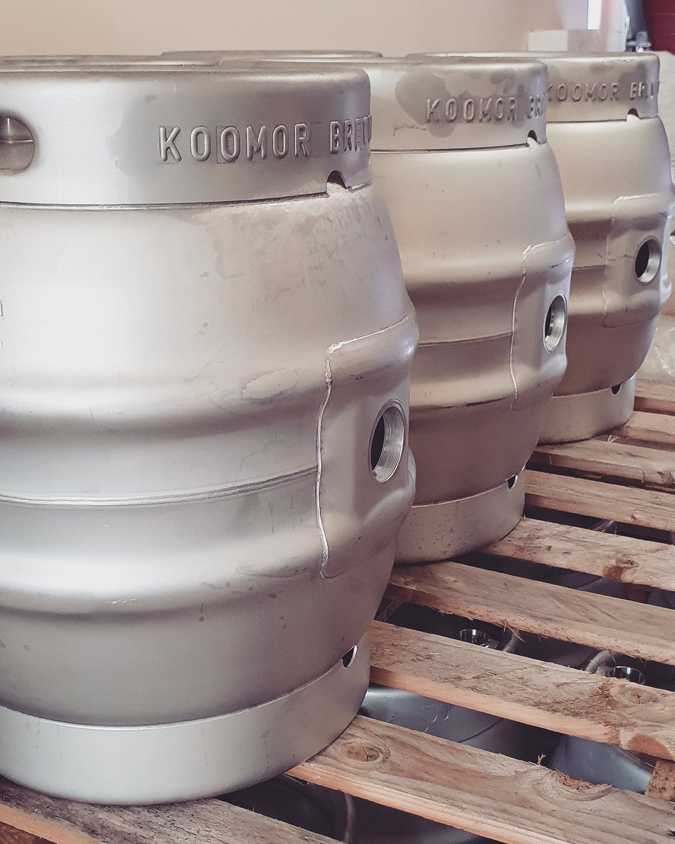 KoomorBrewingCo's tweet photo. More casks lined up waiting to be filled...
The work never stops.
.
#koomorbrewingco #koomor #brewery #brewerylife #realale #realalefan #kentishale #kentishbrewery #cask #realalecasks #realaleporn #beerporn #workneverstops https://t.co/CpzV4Hp6Uv