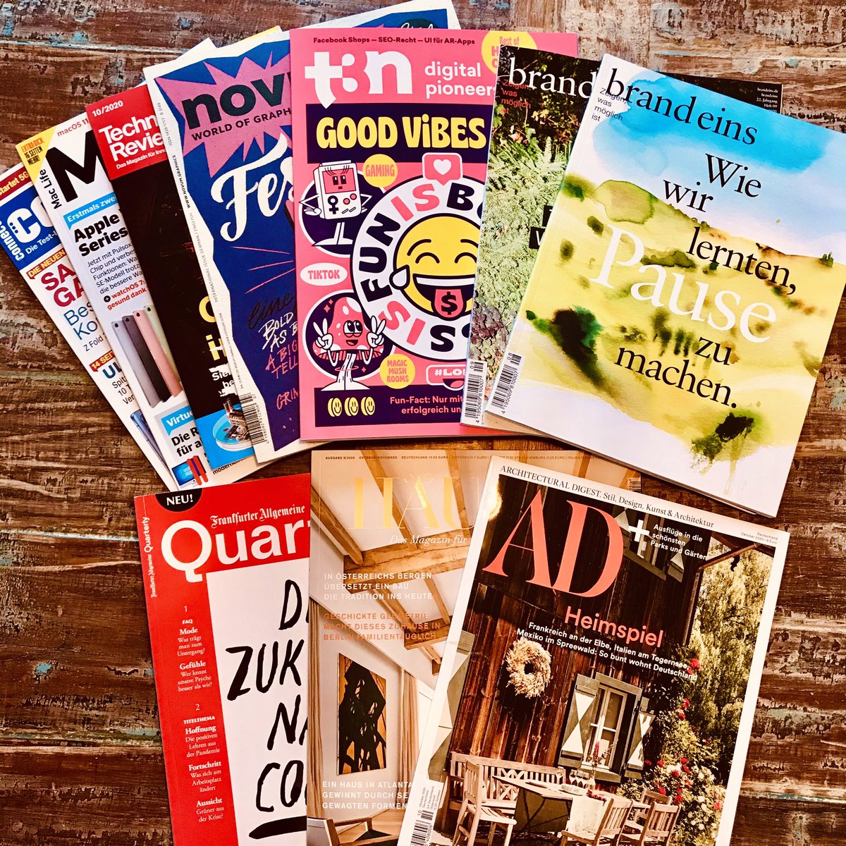 Guten Freunden schenkt man ein Küsschen. Oder 10 wertvolle Magazine. 🤙🏻

Hatte ich erwähnt, dass ich noch 1 Woche kindfrei habe? 

#schlechtesgewissenadé #klolektüre #kindfrei #supportprintmedien #sofazeit