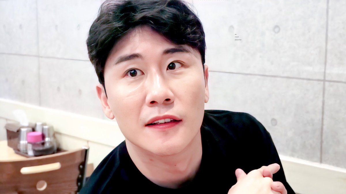 takddo_cpp's tweet image. 버스 기다리려고 버스정류장 앉아있는데 남자 둘 대화 존나 스윗함 인류애 찾고왔음 

🐶: 형 이제 졸업하면 형 못봐요?
🦊: 응
🐶: 형은 나 못보는데 괜찮아요?
🦊: 딱히 
🐶: 사람이 변했네 변했어 (궁시렁) 나는 형 보고싶은데 
🦊: 학교 끝나면 전화해 보러갈게 
🐶:응으응!!!!

#탃또