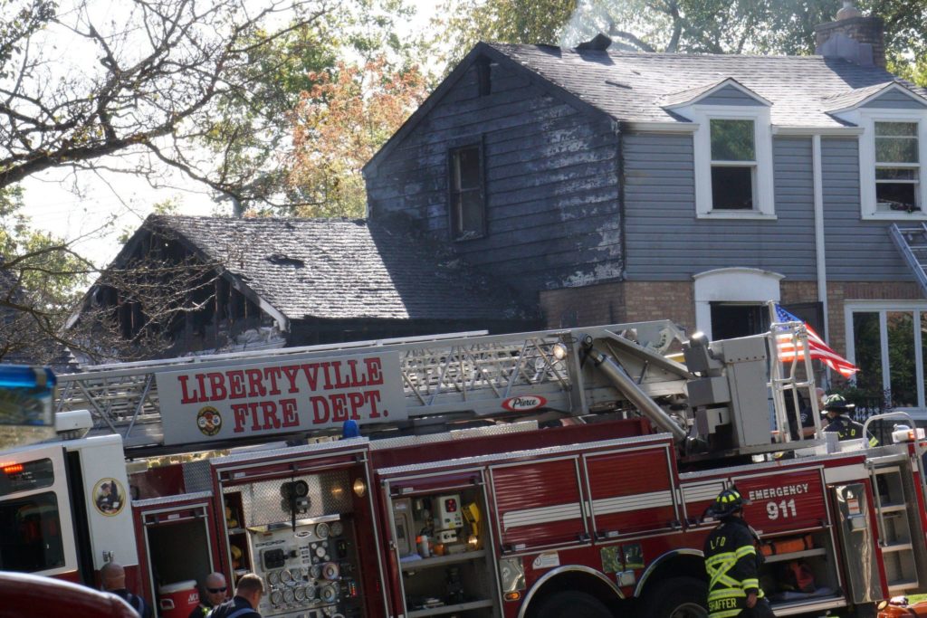 A garage fully engulfed in flames spread to the attached residence and an adjacent home in Libertyville Tuesday afternoon, prompting over 15 fire departments to respond.

lakemchenryscanner.com/2020/10/07/two…
