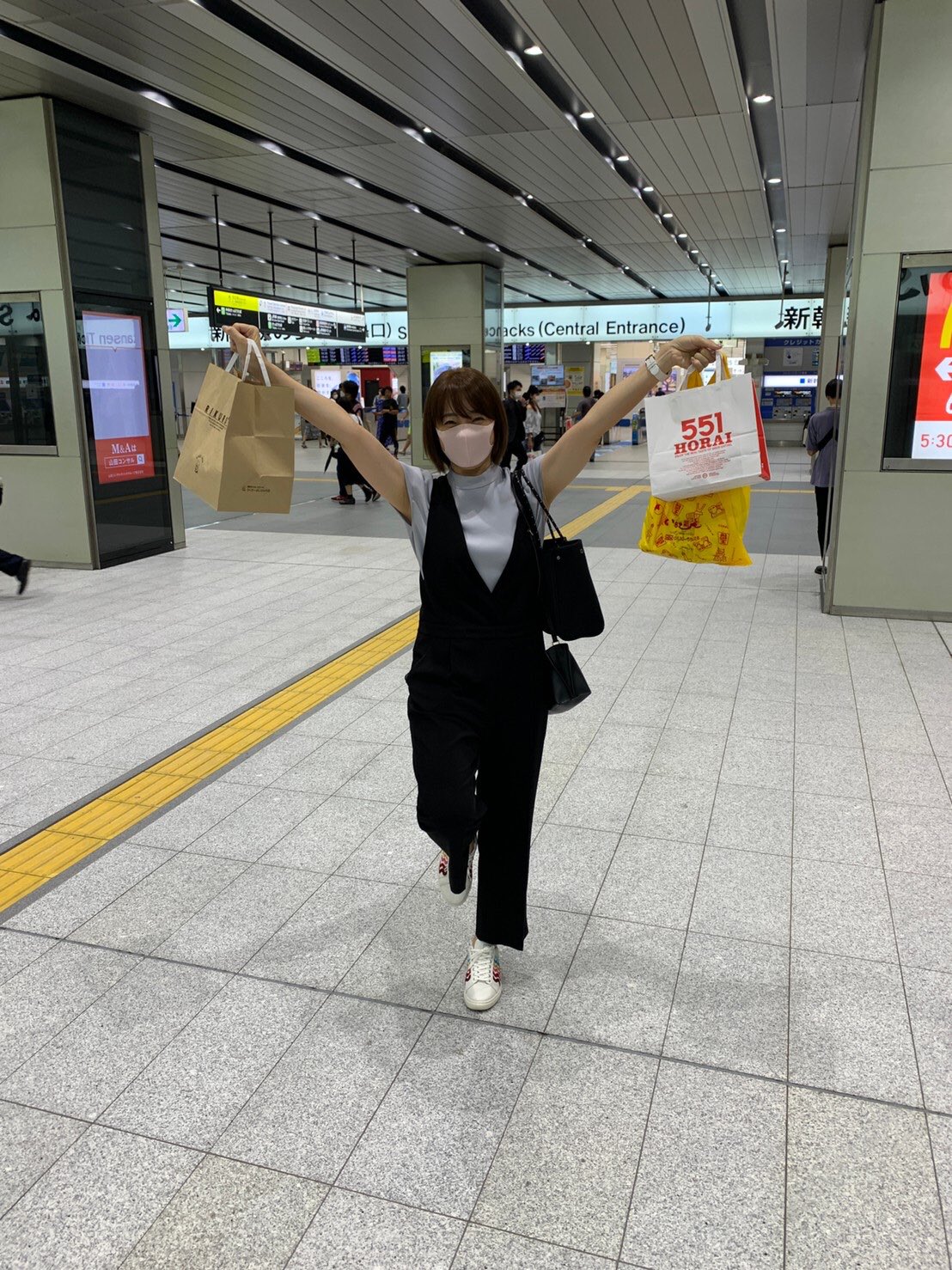 Sana 嬉しそうに持っているりくろーおじさんのチーズケーキ 小さい頃地元松山で大好きでよく食べてたやつだ と嬉しく話しながら帰りの新幹線の中 誕生日というまた一つ大人になってから知ってしまった事実 りくろーおじさん の類似店 ろくろー