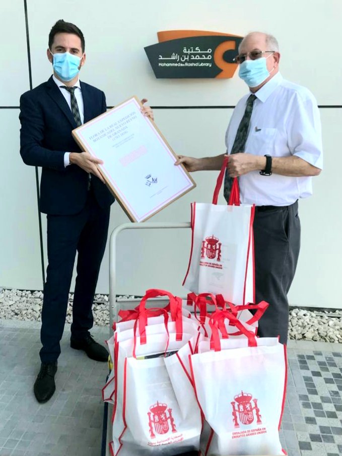 EmbEspEAU's tweet image. Very productive day in Dubai with the #AuthorityOfSports #MBRLibrary and @jcvillarej at #WorldArtDubai. New sports collaboration between 🇪🇦 &amp;amp; 🇦🇪 / Gift of Spanish books / Amazing Spanish art from Córdoba in Dubai 👍🏼