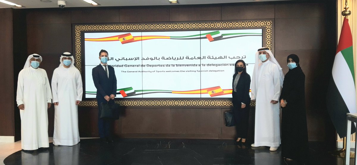 EmbEspEAU's tweet image. Very productive day in Dubai with the #AuthorityOfSports #MBRLibrary and @jcvillarej at #WorldArtDubai. New sports collaboration between 🇪🇦 &amp;amp; 🇦🇪 / Gift of Spanish books / Amazing Spanish art from Córdoba in Dubai 👍🏼
