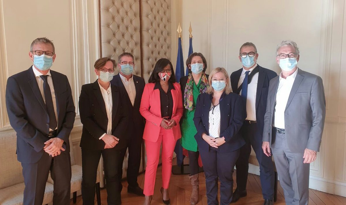 1ElisaMoreno's tweet photo. Merci aux députés de la majorité, très investis en faveur de la reconnaissance des droits et de l'égalité réelle des personnes lesbiennes, gays, bi et trans, pour nos échanges.
⏩ Je présenterai le 14 octobre le plan d'actions du @gouvernementFR 🏳️‍🌈 https://t.co/NhTEsGQ7vK
