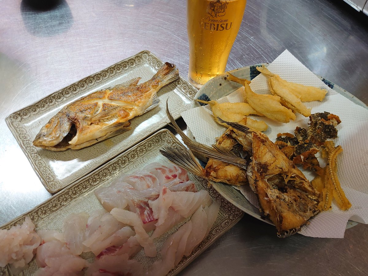 黒追人 こんばんは 今夜は笹川流れの魚尽くし 仕事の合間の賄いなので飾りっ気ナシですが さすが笹川流れの魚は美味いっ 黒鯛は塩焼きと刺身 カマ揚げ シロギスの天ぷらと中骨の素揚げで頂きました あっという間に完食 自然の恵みに感謝ですm 黒追人 こんばんは 今夜は笹川流れの魚尽くし 仕事の合間の賄いなので飾りっ気ナシですが さすが笹川流れの魚は美味いっ 黒鯛は塩焼きと刺身 カマ揚げ シロギスの天ぷらと中骨の素揚げで頂きました あっという間に完食 自然の恵みに感謝ですm