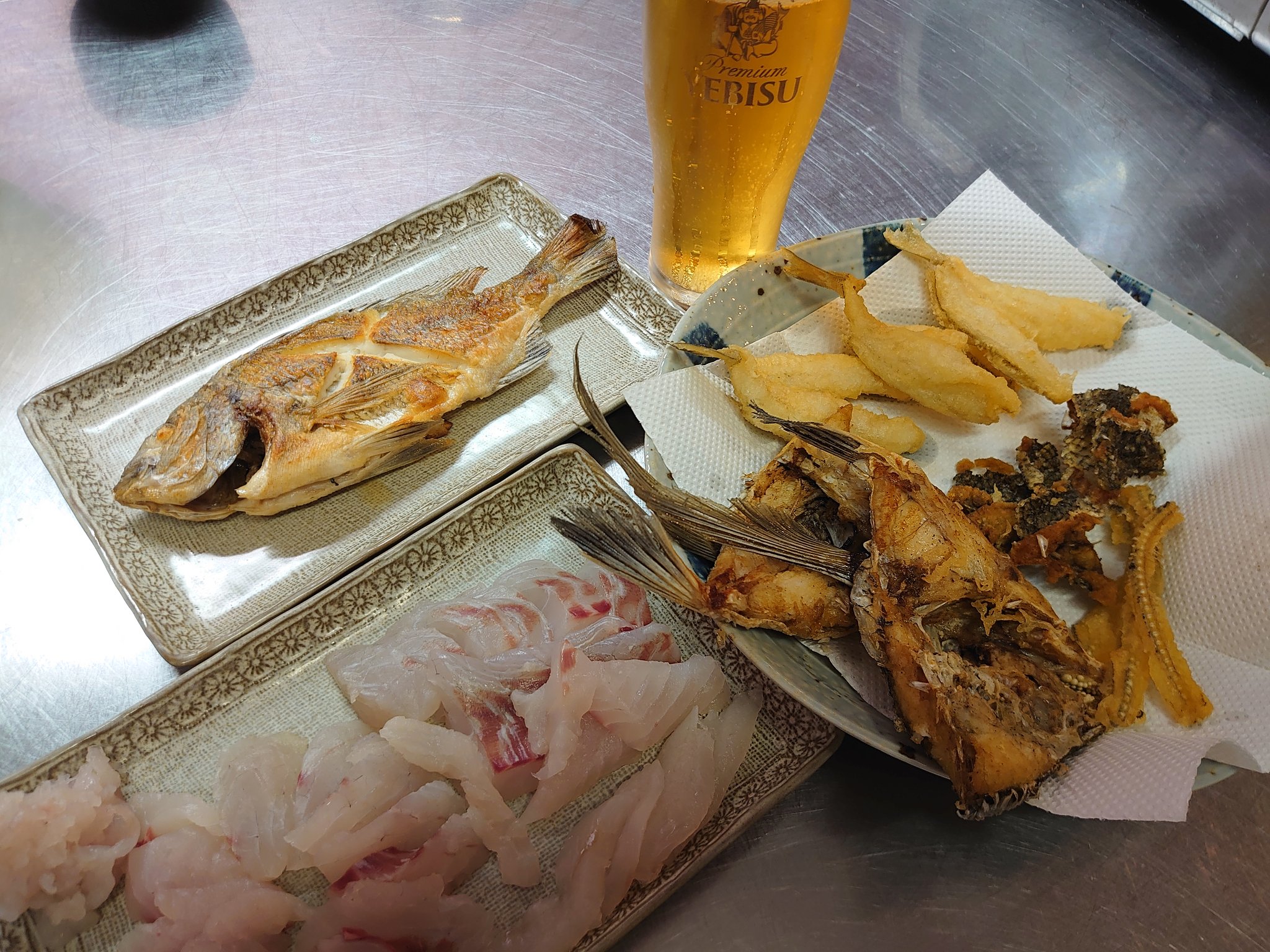 黒追人 こんばんは 今夜は笹川流れの魚尽くし 仕事の合間の賄いなので飾りっ気ナシですが さすが笹川流れの魚は美味いっ 黒鯛は塩焼きと刺身 カマ揚げ シロギスの天ぷらと中骨の素揚げで頂きました あっという間に完食 自然の恵みに感謝ですm