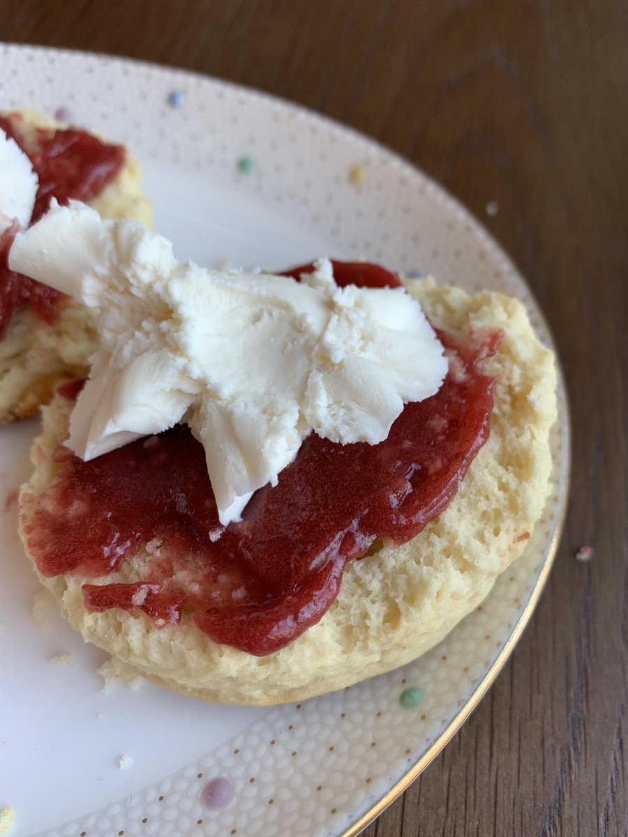 shelo9's tweet photo. How you should scone it. #cornwallway
@SafiyyaLM and @SarahJBahar donโt seem to agree with me. https://t.co/8AQ0IE0xv5