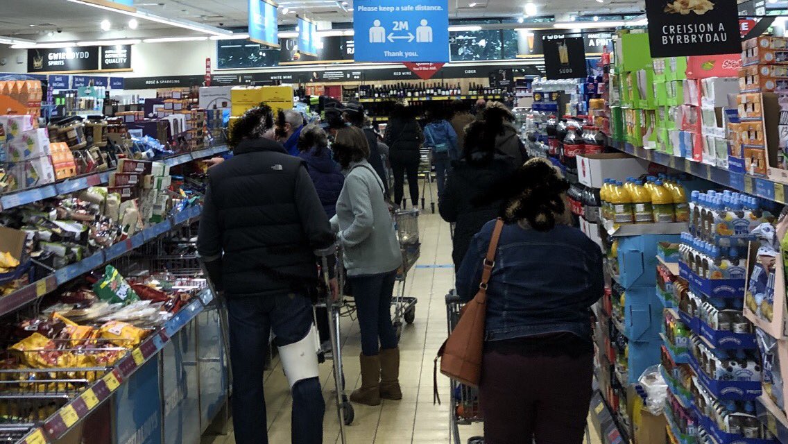 Rhemp bora ma yn Llangefni😡 siomedig iawn <a href="/AldiUK/">Aldi Stores UK</a> no social distancing enforced, too many people, packed at checkout <a href="/cyngormon/">Cyngor Sir Ynys Môn</a> <a href="/ITVWales/">ITV Wales News</a> <a href="/RhunapIorwerth/">Rhun ap Iorwerth</a> <a href="/WelshGovernment/">Welsh Government</a> <a href="/vaughangething/">Vaughan Gething</a> #Anglesey