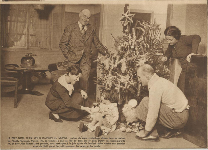 Une grande photo de famille couvre la quatrième de couverture du numéro de Noël du Miroir des Sports en 1935 (n° 863, 24 décembre 1935). La petite Danny est au centre de l'attention de ses parents et de ses grands-parents, au pied du sapin. 